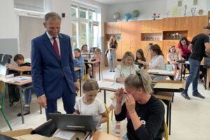Czwartoklasiści z Łosienia otrzymali nowoczesne laptopy - Radio Kielce