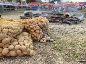 Nie tylko ziemniaki - na znanej imprezie nie zabrakło tradycyjnych, lokalnych potraw - Radio Kielce
