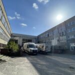 Czeka na nie ponad tysiąc osób - Radio Kielce 09.08.2023. Kielce. Budynek po byłym Liceum im. Konstantego Ildefonsa Gałczyńskiego / Fot. Jarosław Kubalski - Radio Kielce