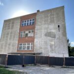 Czeka na nie ponad tysiąc osób - Radio Kielce 09.08.2023. Kielce. Budynek po byłym Liceum im. Konstantego Ildefonsa Gałczyńskiego / Fot. Jarosław Kubalski - Radio Kielce