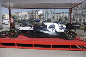 13.09.2023. Kielce. Bolid Formuły 1 na stacji Orlen / Fot. Jarosław Kubalski - Radio Kielce