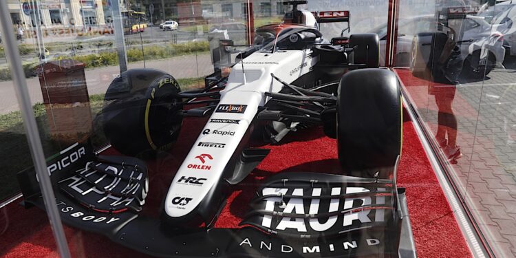 Bolid F1 zaparkował na stacji