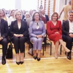 26.09.2023. Bodzentyn. Spotkanie z cyklu „Sołtys – Ambasador Programu Czyste Powietrze”. Na zdjęciu (od lewej): Grzegorz Witkowski - wiceminister infrastruktury, Anna Moskwa - minister klimatu i środowiska, poseł Agata Wojtyszek, Anna Krupka - wiceminister sportu i turystyki, senator Krzysztof Słoń / Fot. Jarosław Kubalski - Radio Kielce