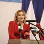 26.09.2023. Bodzentyn. Spotkanie z cyklu „Sołtys – Ambasador Programu Czyste Powietrze”. Na zdjęciu: Anna Krupka - wiceminister sportu i turystyki / Fot. Jarosław Kubalski - Radio Kielce