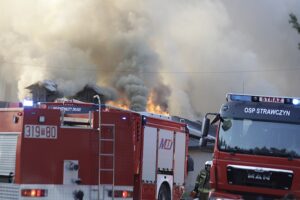 Ogromny pożar kurnika. Pali się ponad 30 tysięcy pisklaków - Radio Kielce