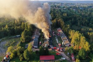Ogromny pożar kurnika. Pali się ponad 30 tysięcy pisklaków - Radio Kielce