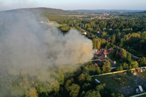 Ogromny pożar kurnika. Pali się ponad 30 tysięcy pisklaków - Radio Kielce