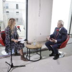 18.09.2023. Kielce. Teatr Żeromskiego. Na zdjęciu (od lewej): Dorota Klusek - Radio Kielce, prof. dr hab. Piotr Gliński, Minister Kultury i Dziedzictwa Narodowego / Fot. Jarosław Kubalski - Radio Kielce