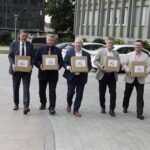 02.09.2023 Kielce. Świętokrzyskie PiS oficjalnie rejestruje listy. Na zdjęciu od lewej: przewodniczący rady miasta Jarosław Karyś, senator Jarosław Rusiecki, poseł Krzysztof Lipiec, senator Krzysztof Słoń i senator Jacek Włosowicz / Fot. Jarosław Kubalski - Radio Kielce