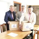 02.09.2023 Kielce. Świętokrzyskie PiS oficjalnie rejestruje listy. Na zdjęciu od lewej: senator Jarosław Rusiecki, senator Krzysztof Słoń i senator Jacek Włosowicz / Fot. Jarosław Kubalski - Radio Kielce