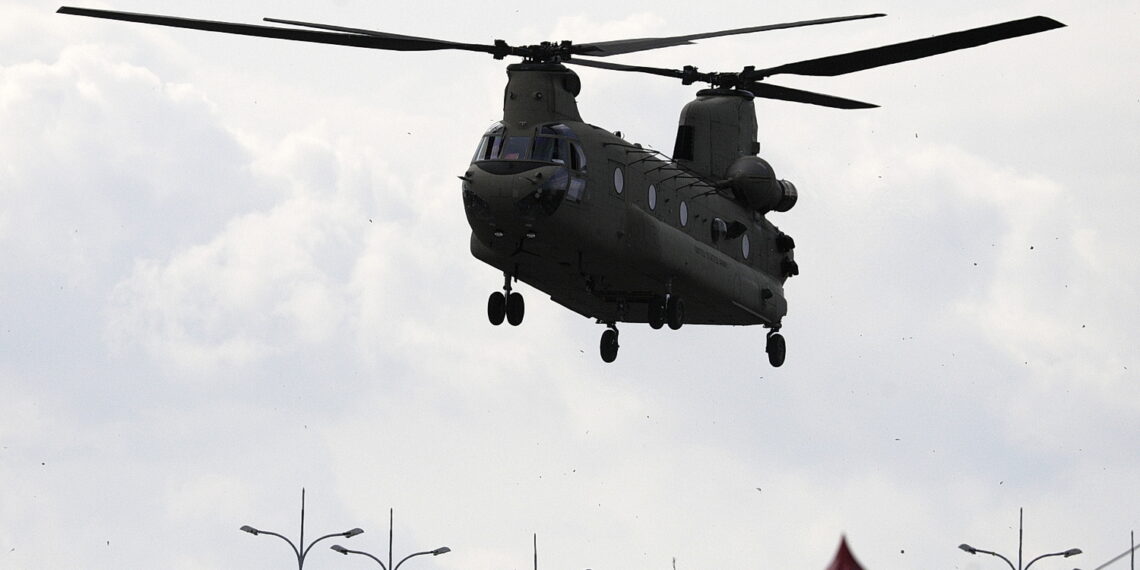 02.09.2023 Kielce. Przygotowania do MSPO. Przylot śmigłowców. Boeing CH-47 Chinook / Fot. Jarosław Kubalski - Radio Kielce