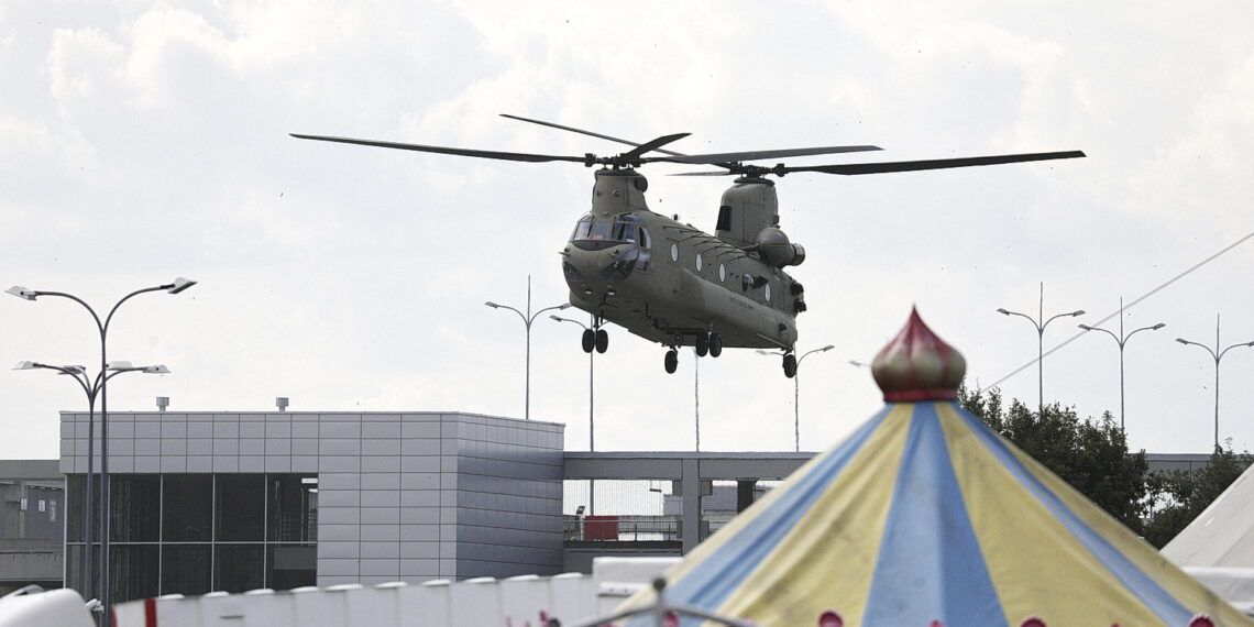 02.09.2023 Kielce. Przygotowania do MSPO. Przylot śmigłowców. Boeing CH-47 Chinook / Fot. Jarosław Kubalski - Radio Kielce