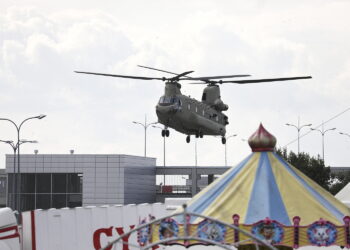02.09.2023 Kielce. Przygotowania do MSPO. Przylot śmigłowców. Boeing CH-47 Chinook / Fot. Jarosław Kubalski - Radio Kielce
