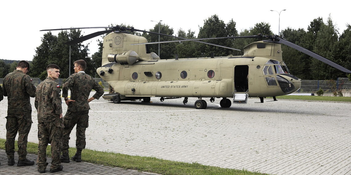 02.09.2023 Kielce. Przygotowania do MSPO. Przylot śmigłowców. Boeing CH-47 Chinook / Fot. Jarosław Kubalski - Radio Kielce