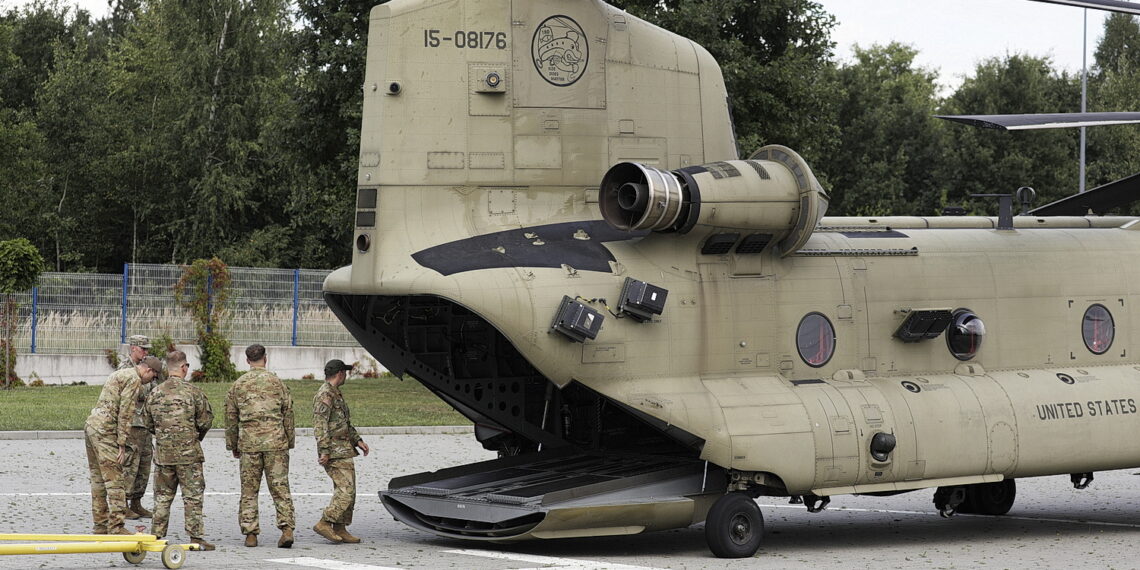 02.09.2023 Kielce. Przygotowania do MSPO. Przylot śmigłowców. Boeing CH-47 Chinook / Fot. Jarosław Kubalski - Radio Kielce