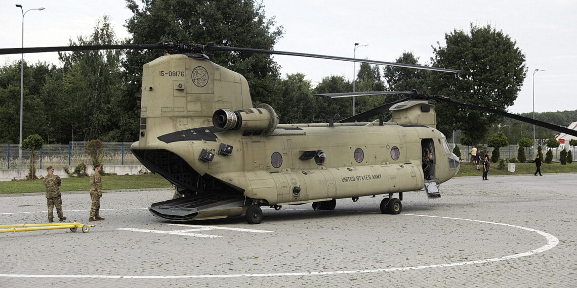 02.09.2023 Kielce. Przygotowania do MSPO. Przylot śmigłowców. Boeing CH-47 Chinook / Fot. Jarosław Kubalski - Radio Kielce