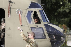 02.09.2023 Kielce. Przygotowania do MSPO. Przylot śmigłowców. Boeing CH-47 Chinook / Fot. Jarosław Kubalski - Radio Kielce