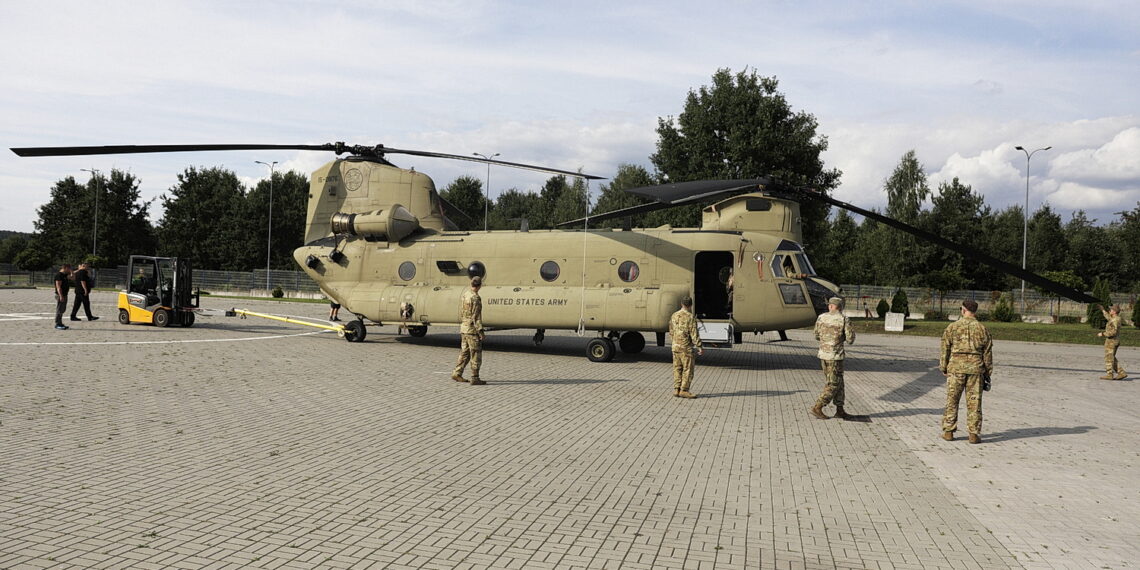 02.09.2023 Kielce. Przygotowania do MSPO. Przylot śmigłowców. Boeing CH-47 Chinook / Fot. Jarosław Kubalski - Radio Kielce