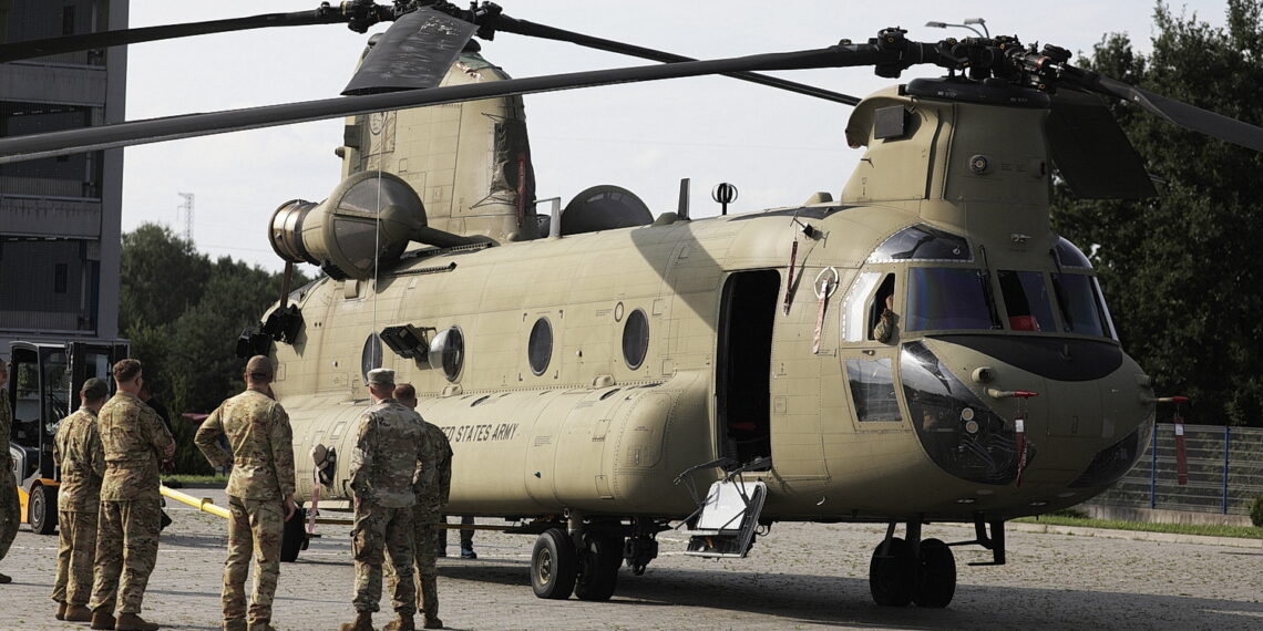 02.09.2023 Kielce. Przygotowania do MSPO. Przylot śmigłowców. Boeing CH-47 Chinook / Fot. Jarosław Kubalski - Radio Kielce