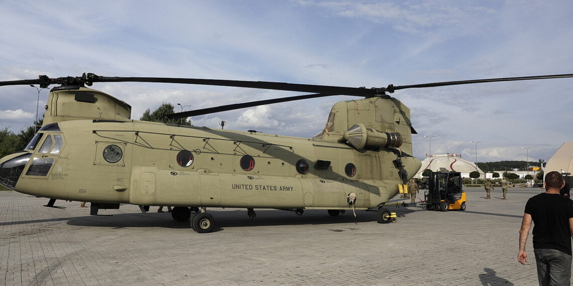 02.09.2023 Kielce. Przygotowania do MSPO. Przylot śmigłowców. Boeing CH-47 Chinook / Fot. Jarosław Kubalski - Radio Kielce