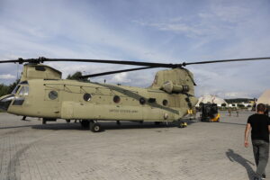 02.09.2023 Kielce. Przygotowania do MSPO. Przylot śmigłowców. Boeing CH-47 Chinook / Fot. Jarosław Kubalski - Radio Kielce