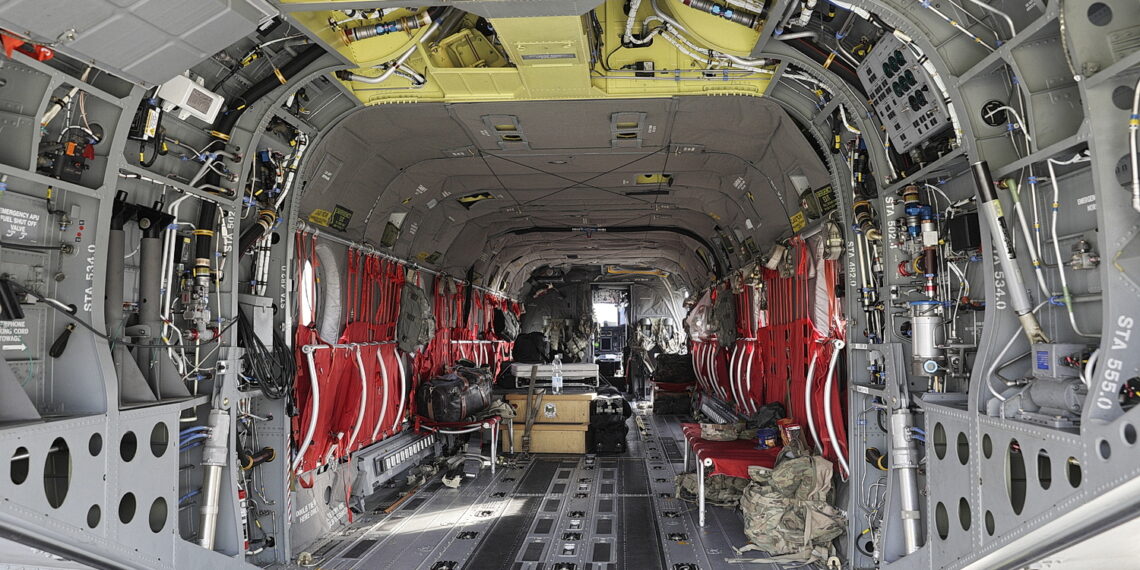 02.09.2023 Kielce. Przygotowania do MSPO. Przylot śmigłowców. Boeing CH-47 Chinook / Fot. Jarosław Kubalski - Radio Kielce