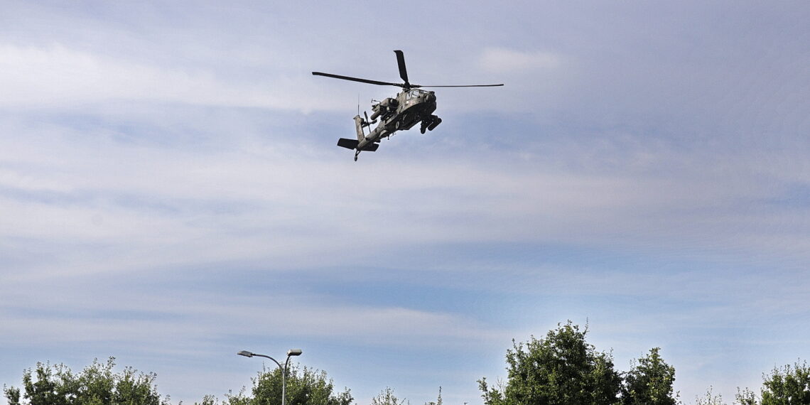 02.09.2023 Kielce. Przygotowania do MSPO. Przylot śmigłowców. Boeing AH-64 Apache / Fot. Jarosław Kubalski - Radio Kielce