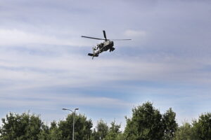 02.09.2023 Kielce. Przygotowania do MSPO. Przylot śmigłowców. Boeing AH-64 Apache / Fot. Jarosław Kubalski - Radio Kielce