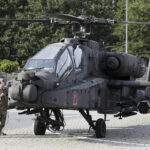 02.09.2023 Kielce. Przygotowania do MSPO. Przylot śmigłowców. Boeing AH-64 Apache / Fot. Jarosław Kubalski - Radio Kielce