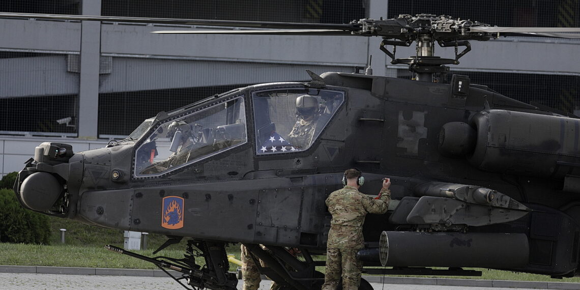 02.09.2023 Kielce. Przygotowania do MSPO. Przylot śmigłowców. Boeing AH-64 Apache / Fot. Jarosław Kubalski - Radio Kielce