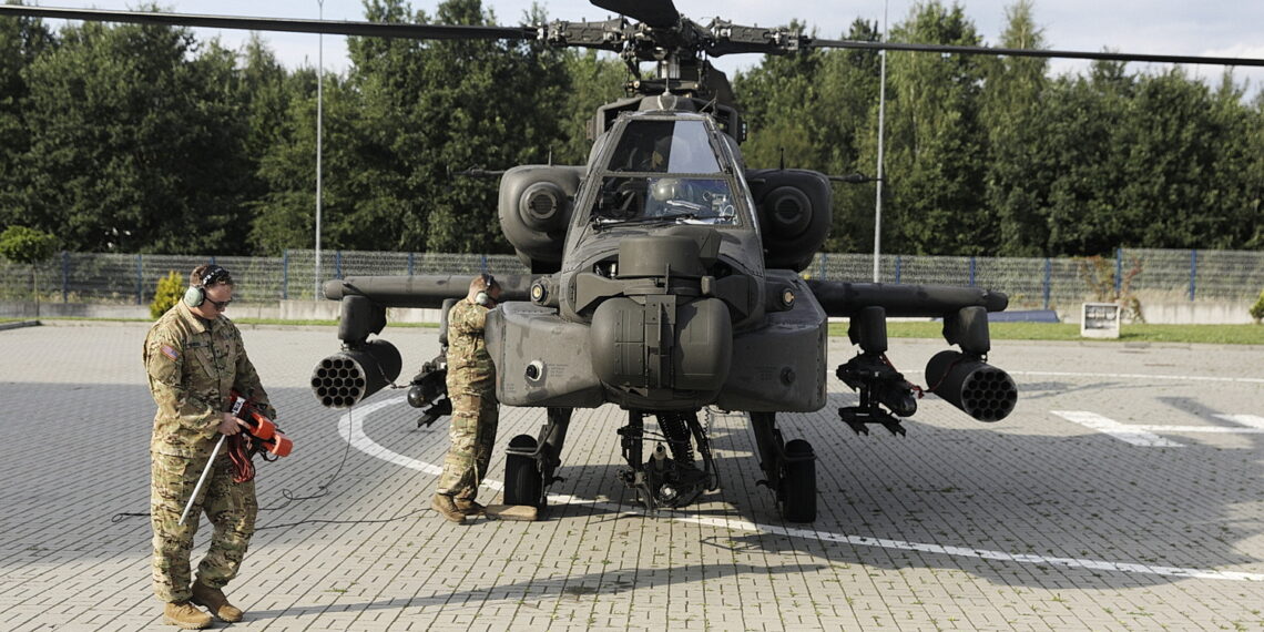 02.09.2023 Kielce. Przygotowania do MSPO. Przylot śmigłowców. Boeing AH-64 Apache / Fot. Jarosław Kubalski - Radio Kielce