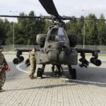 02.09.2023 Kielce. Przygotowania do MSPO. Przylot śmigłowców. Boeing AH-64 Apache / Fot. Jarosław Kubalski - Radio Kielce