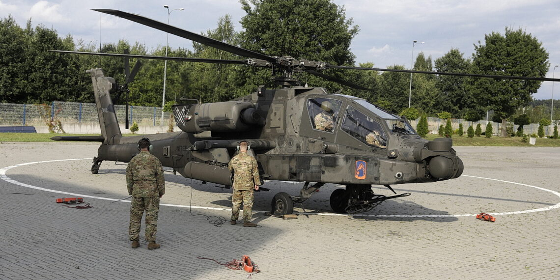 02.09.2023 Kielce. Przygotowania do MSPO. Przylot śmigłowców. Boeing AH-64 Apache / Fot. Jarosław Kubalski - Radio Kielce