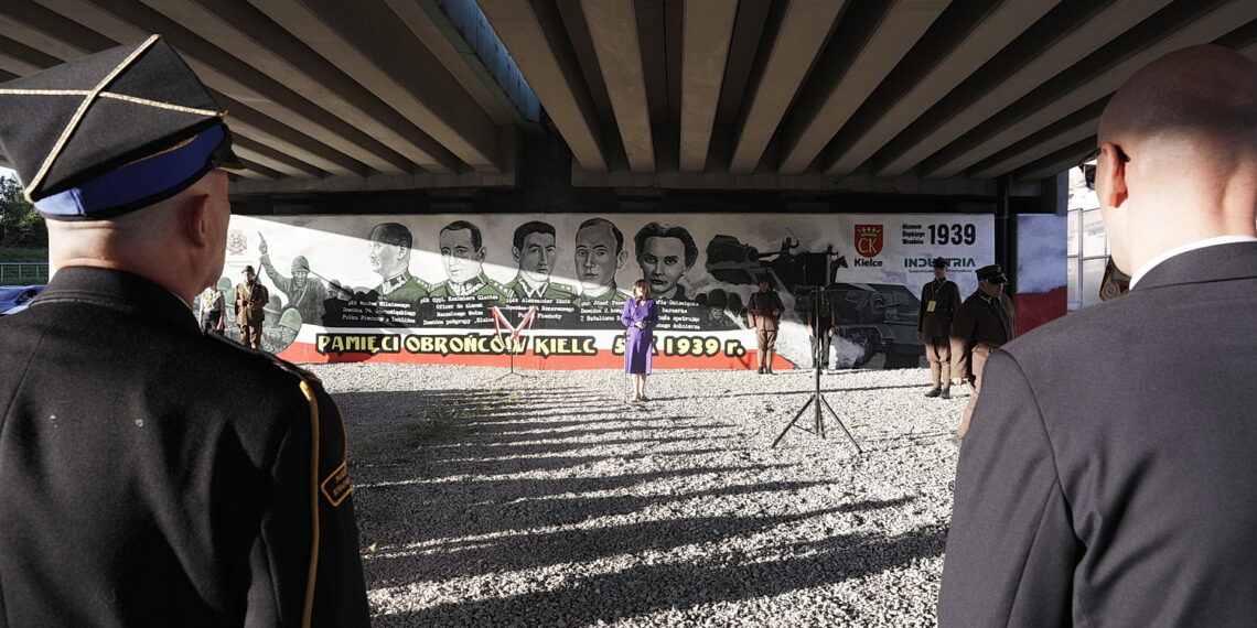 06.09.2023. Kielce. Skrzyżowanie ulic Grunwaldzkiej i Żelaznej. Odsłonięcie muralu poświęconego obrońcom Kielc z września 1939 roku. Na zdjęciu wiceminister Anna Krupka. / Fot. Jarosław Kubalski - Radio Kielce