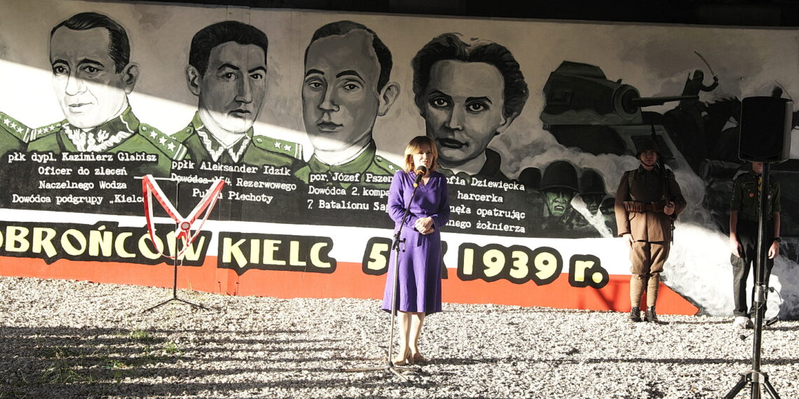 06.09.2023. Kielce. Skrzyżowanie ulic Grunwaldzkiej i Żelaznej. Odsłonięcie muralu poświęconego obrońcom Kielc z września 1939 roku. / Fot. Jarosław Kubalski - Radio Kielce