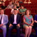 12.09.2023. Jędrzejów. Spotkanie promujące program „Czyste Powietrze”. Na zdjęciu (od lewej); Ryszard Gliwiński - prezes WFOŚiGW, poseł Bartłomiej Dorywalski, poseł Agata Wojtyszek, poseł Anna Krupka. / Fot. Daniel Czwartosz - Radio Kielce