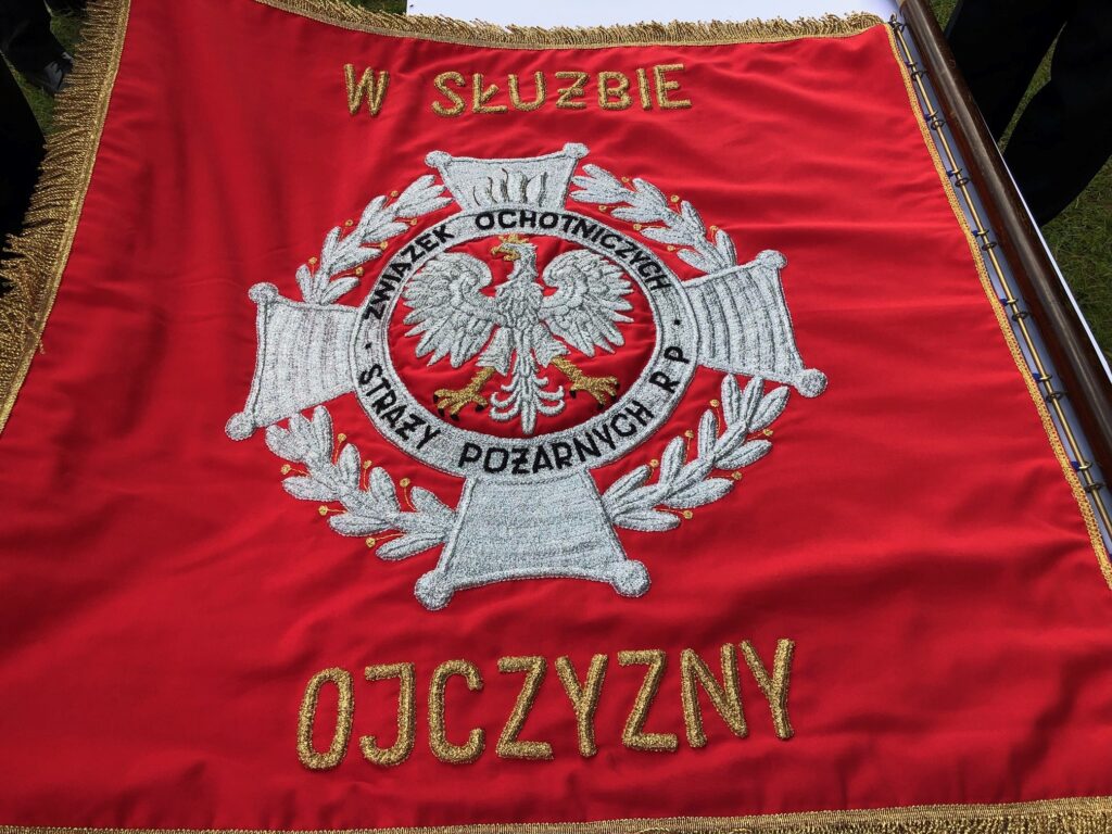 Strażacy z Pierocic podmienili sztandary - Radio Kielce