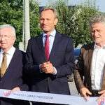 22.09.2023. Janów Dolny. Otwarcie nowej drogi i kanalizacji. Na zdjęciu (od lewej): poseł Krzysztof Lipiec, Zbigniew Piątek - burmistrz Piekoszowa, senator Krzysztof Słoń / Fot. Marcin Marszałek - Radio Kielce