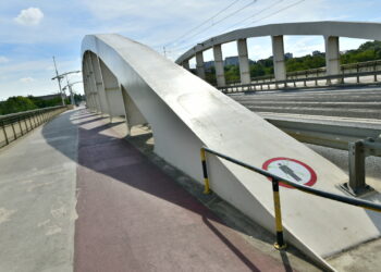 RADIO POZNAŃ. Ludzie ryzykują życie wchodząc na przęsła mostu. Znaki i barierki nie pomogły