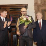 19.10.2023. Kielce. Gala Świętokrzyskiej Nagrody Kultury 2023. Na zdjęciu (od lewej): Arkadiusz Bąk - przewodniczący Sejmiku Województwa, Michał Kotański w imieniu Beaty Pszenicznej, Andrzej Bętkowski - marszałek województwa. / Fot. Jarosław Kubalski - Radio Kielce