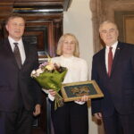 19.10.2023. Kielce. Gala Świętokrzyskiej Nagrody Kultury 2023. Na zdjęciu (od lewej): Arkadiusz Bąk - przewodniczący Sejmiku Województwa, Ewa Gacek, Andrzej Bętkowski - marszałek województwa. / Fot. Jarosław Kubalski - Radio Kielce