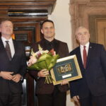 19.10.2023. Kielce. Gala Świętokrzyskiej Nagrody Kultury 2023. Na zdjęciu (od lewej): Arkadiusz Bąk - przewodniczący Sejmiku Województwa, Grzegorz Pańtak, Andrzej Bętkowski - marszałek województwa. / Fot. Jarosław Kubalski - Radio Kielce