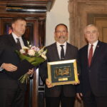 19.10.2023. Kielce. Gala Świętokrzyskiej Nagrody Kultury 2023. Na zdjęciu (od lewej): Arkadiusz Bąk - przewodniczący Sejmiku Województwa, Janusz Sobolewski, Andrzej Bętkowski - marszałek województwa. / Fot. Jarosław Kubalski - Radio Kielce