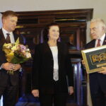 19.10.2023. Kielce. Gala Świętokrzyskiej Nagrody Kultury 2023. Na zdjęciu (od lewej): Arkadiusz Bąk - przewodniczący Sejmiku Województwa, Irena Długosz w imieniu Agaty Kielar-Długosz, Andrzej Bętkowski - marszałek województwa. / Fot. Jarosław Kubalski - Radio Kielce