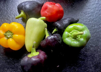 Czarna papryka – nowość na naszym rynku warzyw - Radio Kielce