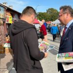 05.10.2023. Jędrzejów. Na zdjęciu (z prawej): poseł Andrzej Szejna - Nowa Lewica / Fot. Daniel Czwartosz - Radio Kielce