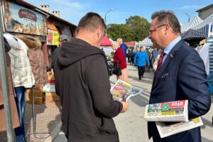 05.10.2023. Jędrzejów. Na zdjęciu (z prawej): poseł Andrzej Szejna - Nowa Lewica / Fot. Daniel Czwartosz - Radio Kielce