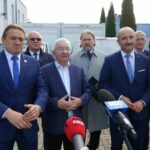 08.10.2023. Chmielnik. Konferencja posła Krzysztofa Lipca dot. rozbudowy szpitala powiatowego. Na zdjęciu (w pierwszym rzędzie, od lewej): Mirosław Gębski - starosta kielecki, poseł Krzysztof Lipiec, Mariusz Ściana - członek zarządu województwa, Cezary Majcher - członek zarządu województwa / Fot. Marcin Marszałek - Radio Kielce