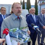 08.10.2023. Chmielnik. Konferencja posła Krzysztofa Lipca dot. rozbudowy szpitala powiatowego. Na zdjęciu (od lewej): Tomasz Pleban - wicestarosta kielecki, Mirosław Gębski - starosta kielecki, Grzegorz Piwko - dyrektor szpitala, Mariusz Ściana - członek zarządu województwa, Cezary Majcher - członek zarządu województwa / Fot. Marcin Marszałek - Radio Kielce