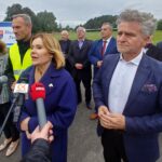 09.10.2023. Piekoszów. Konferencja dot. budowy kompleksu sportowo-rekreacyjnego. Na zdjęciu (od lewej): Barbara Drogosz - przewodnicząca Rady Miejskiej w Piekoszowie, Zbigniew Piątek - burmistrz Piekoszowa, Anna Krupka - wiceminister sportu i turystyki, senator Krzysztof Słoń / Fot. Marcin Marszałek - Radio Kielce